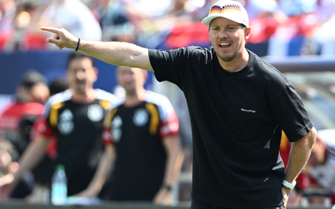 Julian Nagelsmann gibt Anweisungen bei der WM-Generalprobe der Nationalmannschaft. - Bild: Federico Gambarini/dpa
