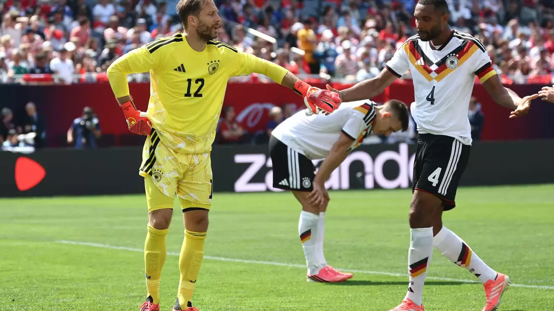 Oliver Baumann und Jonathan Tah klatschen sich im Spiel gegen die USA ab.  - Bild: Christian Charisius/dpa