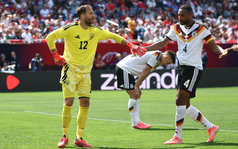 Oliver Baumann und Jonathan Tah klatschen sich im Spiel gegen die USA ab.  - Bild: Christian Charisius/dpa