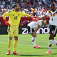 Oliver Baumann und Jonathan Tah klatschen sich im Spiel gegen die USA ab.  - Bild: Christian Charisius/dpa