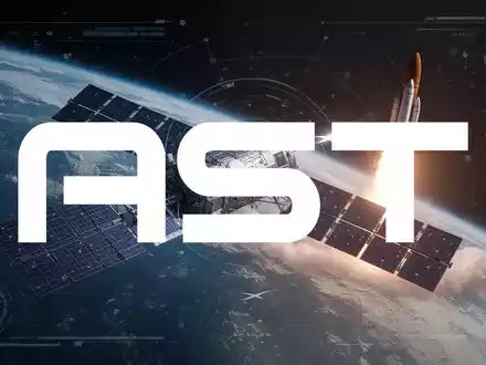 Ein futuristischer Satellit umkreist die Erde, im Hintergrund startet eine SpaceX-Rakete. Digitale Benutzeroberflächenelemente überlagert. - Foto: über boerse-global.de