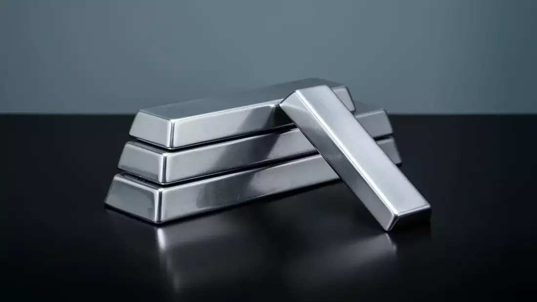 Silver Sinks 44% from Record as Strong US Jobs Data Crushes Rate-Cut Hopes