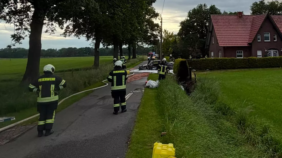 FW-AUR: Auto durch Feuer zerstört - Bild: presseportal.de