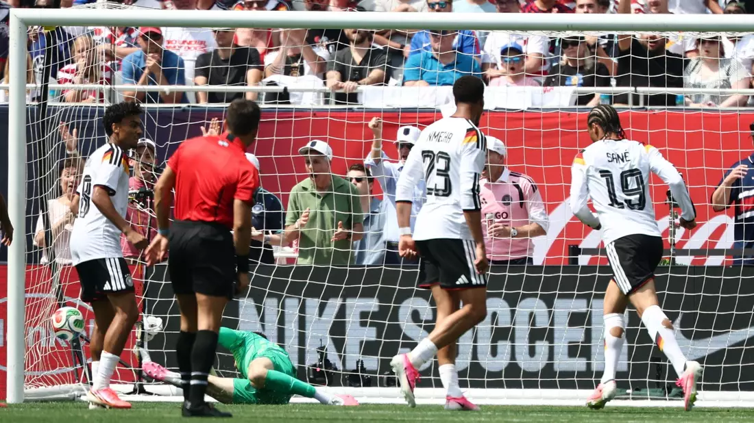 Leroy Sané (r) bei seinem Siegtor mit dem starken linken Fuß. - Bild: Christian Charisius/dpa