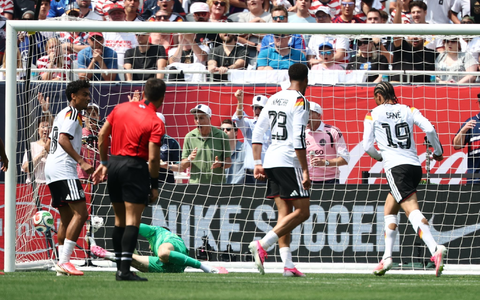 Leroy Sané (r) bei seinem Siegtor mit dem starken linken Fuß. - Bild: Christian Charisius/dpa