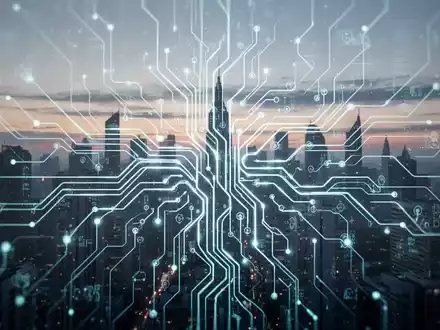 Eine stilisierte, leuchtende neuronale Netzstruktur überlagert eine futuristische Stadtlandschaft bei Sonnenuntergang, die KI-Integration symbolisiert. - Foto: über boerse-global.de