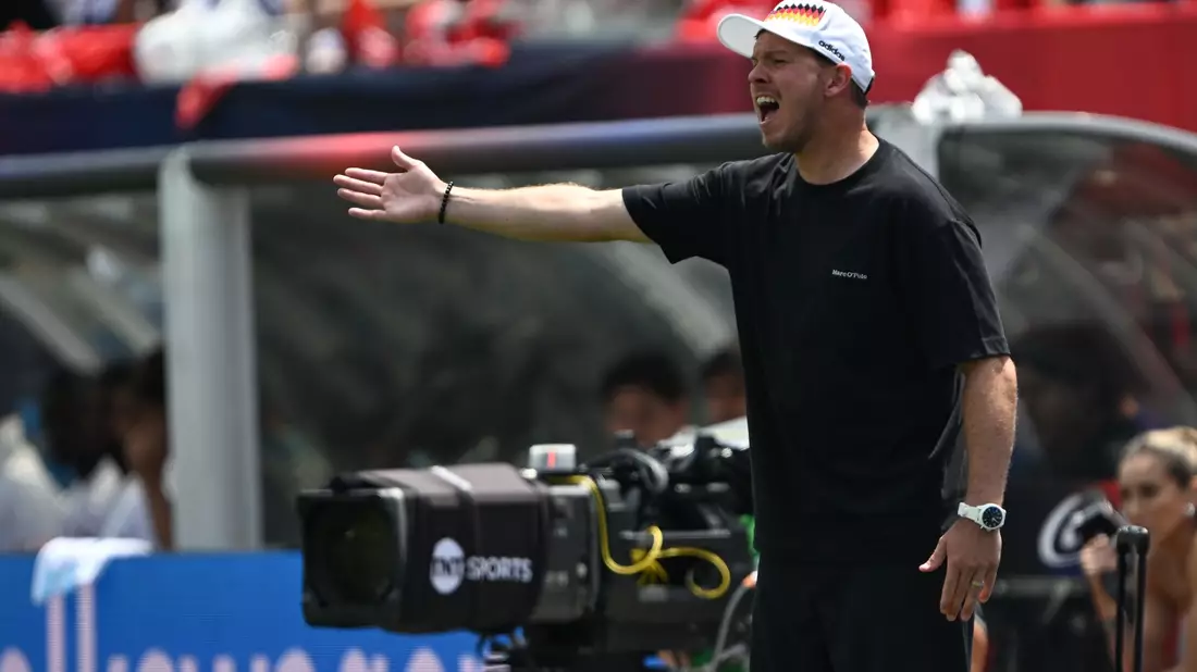 Julian Nagelsmann gibt bei der WM-Generalprobe Anweisungen.  - Bild: Federico Gambarini/dpa
