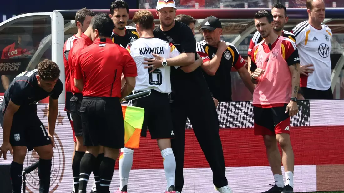 Julian Nagelsmann bedankt sich bei Joshua Kimmich.  - Bild: Christian Charisius/dpa