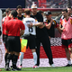 Julian Nagelsmann bedankt sich bei Joshua Kimmich.  - Bild: Christian Charisius/dpa