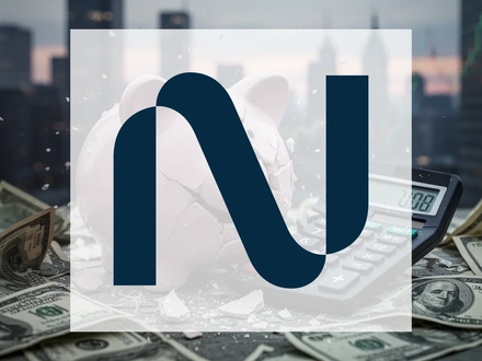 Zerstörte Spardose oder Taschenrechner mit verstreuten US-Dollar-Scheinen, symbolisiert Jobverluste und wirtschaftliche Unsicherheit. - Foto: über boerse-global.de