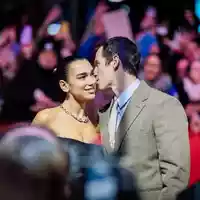 Dua Lipa und Callum Turner sind seit 2024 ein Paar. (Archivbild) - Foto: Christoph Soeder/dpa