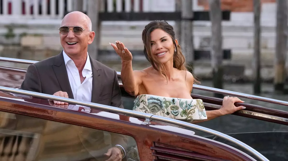 Vor einem Jahr heirateten Amazon-Milliardär Jeff Bezos und Laura Sánchez in Venedig. (Archivbild) - Bild: Luca Bruno/AP/dpa