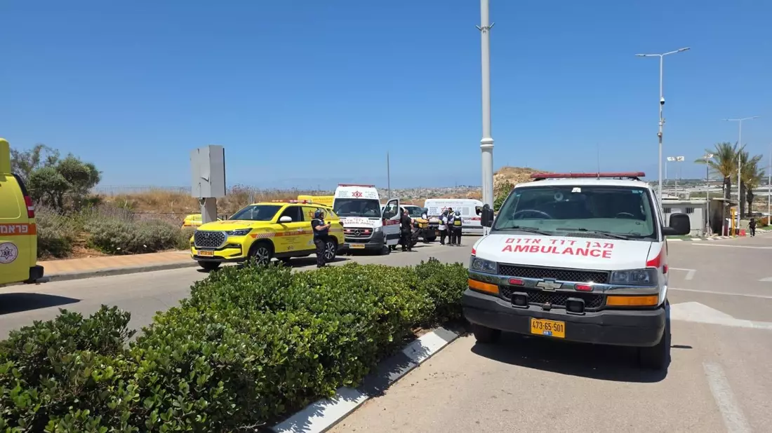 An mehreren Orten nordöstlich von Tel Aviv fallen Schüsse. Ein Krankenwagen steht am Einsatzort.  - Bild: Magen David Adom/dpa