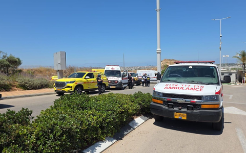 An mehreren Orten nordöstlich von Tel Aviv fallen Schüsse. Ein Krankenwagen steht am Einsatzort.  - Bild: Magen David Adom/dpa
