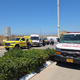 An mehreren Orten nordöstlich von Tel Aviv fallen Schüsse. Ein Krankenwagen steht am Einsatzort.  - Bild: Magen David Adom/dpa