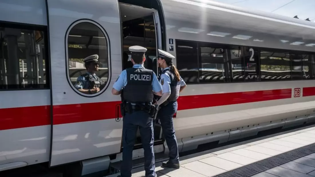 BPOL-HH: Pfandflaschensammler verletzt ICE Zugbegleiter durch kraftvollen Stoß in die Gepäckanlage - Hamburger Bundespolizei hat Ermittlungen aufgenommen- - Bild: presseportal.de
