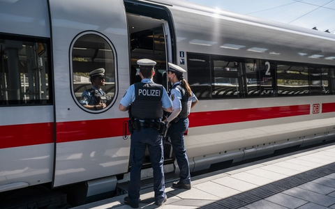 BPOL-HH: Pfandflaschensammler verletzt ICE Zugbegleiter durch kraftvollen Stoß in die Gepäckanlage - Hamburger Bundespolizei hat Ermittlungen aufgenommen- - Foto: presseportal.de