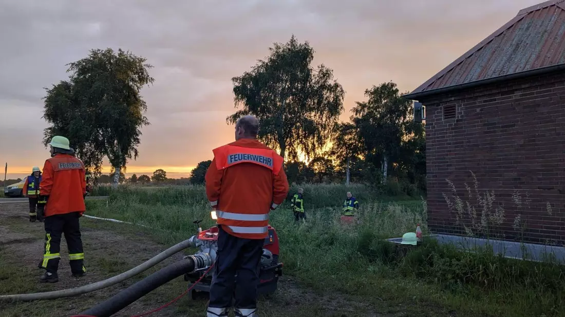 FW-ROW: Großbrand in Mehedorf: Werkstatt durch Feuer vollständig zerstört - Einsatz von über 280 Kräften - Keine Verletzten - Bild: presseportal.de