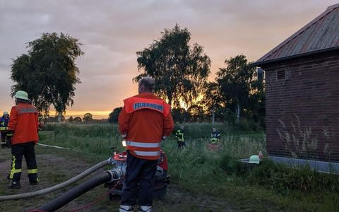 FW-ROW: Großbrand in Mehedorf: Werkstatt durch Feuer vollständig zerstört - Einsatz von über 280 Kräften - Keine Verletzten - Bild: presseportal.de