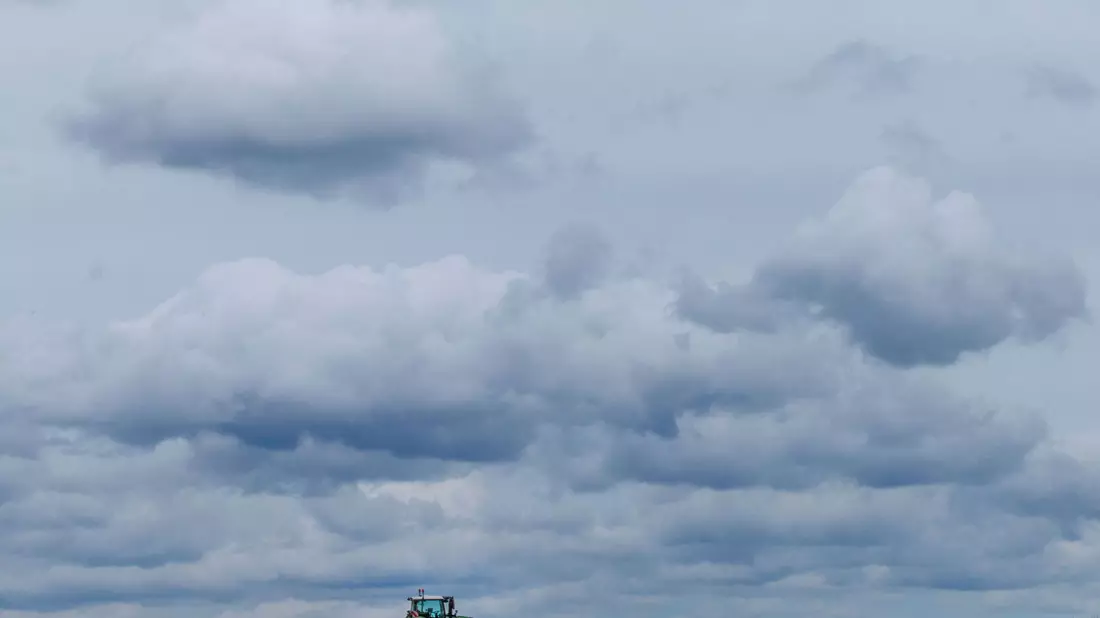 Launig zeigt sich das Wetter zum Start in die neue Woche - auf heiteres Wetter folgen am Montag vermehrt Wolken und Regenschauer. (Symbolbild) - Bild: Jens Büttner/dpa