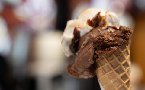 Zwei Eis (plus Extras) in Rom: 44 Euro. (Symbolbild) - Bild: Markus Lenhardt/dpa