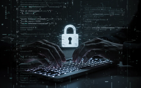 Schattenhafte Hände tippen auf einer leuchtenden Tastatur mit einer verzerrten digitalen Oberfläche, die Code und ein Vorhängeschloss zeigt. - Foto: über boerse-global.de