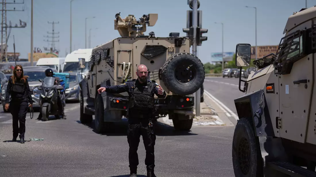 Einsatzkräfte der Polizei am Ort eines Anschlags in Israel.  - Bild: Ariel Schalit/AP/dpa