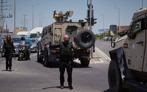 Einsatzkräfte der Polizei am Ort eines Anschlags in Israel.  - Bild: Ariel Schalit/AP/dpa