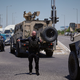 Einsatzkräfte der Polizei am Ort eines Anschlags in Israel.  - Bild: Ariel Schalit/AP/dpa