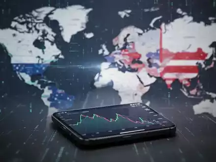 Abstrakte Darstellung der USA und Großbritannien, die auseinanderdriften, mit digitaler Datenüberlagerung und einem Smartphone, das einen fallenden Finanzchart zeigt. - Foto: über boerse-global.de