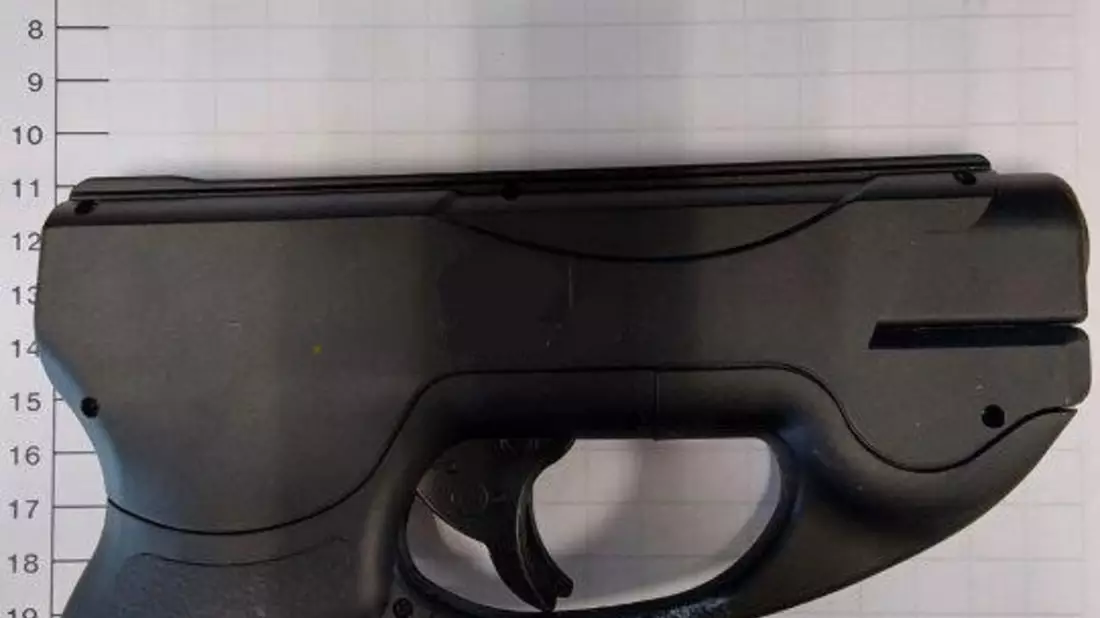 BPOL NRW: Druckluftwaffe und Messer im Rucksack - Bundespolizei beschlagnahmt gefährliche Gegenstände im Dortmunder Hauptbahnhof - Bild: presseportal.de