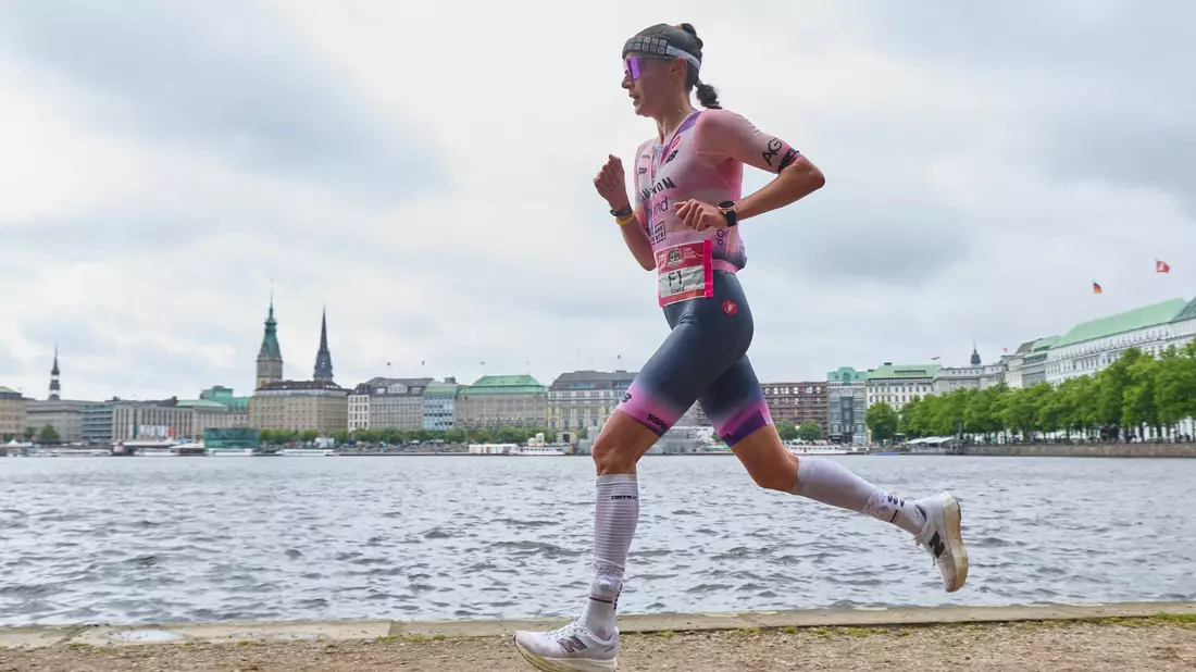 Kam als Zweiter der Ironman-EM in Hamburg an: Laura Philipp.   - Bild: Georg Wendt/dpa