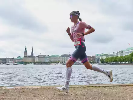 Kam als Zweiter der Ironman-EM in Hamburg an: Laura Philipp. - Foto: Georg Wendt/dpa