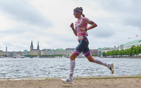 Kam als Zweiter der Ironman-EM in Hamburg an: Laura Philipp.   - Bild: Georg Wendt/dpa