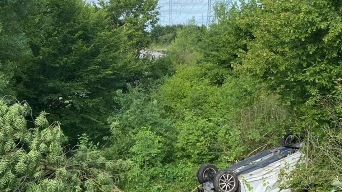 POL-WI: Alleinunfall unter Alkoholeinfluss - Totalschaden und schwerverletzt - Bild: presseportal.de