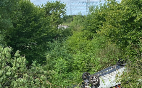POL-WI: Alleinunfall unter Alkoholeinfluss - Totalschaden und schwerverletzt - Bild: presseportal.de