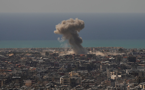 Israel hat die Angriffe in Beiruts Vororten seit einer offiziellen Waffenruhe im April eigentlich reduziert. (Archivbild) - Bild: Hassan Ammar/AP/dpa