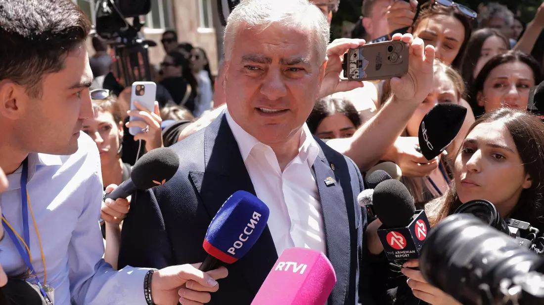 Der Chef der prorussischen Oppositionspartei Starkes Armenien Karapetjan klagt über die Verfolgung seiner Anhänger.  - Bild: Anthony Pizzoferrato/AP/dpa