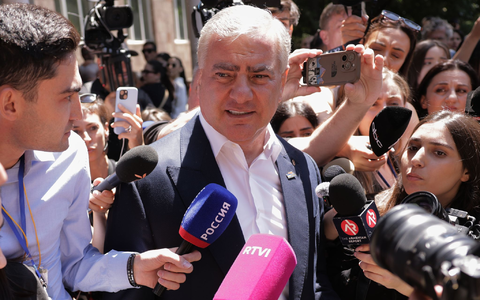 Der Chef der prorussischen Oppositionspartei Starkes Armenien Karapetjan klagt über die Verfolgung seiner Anhänger.  - Bild: Anthony Pizzoferrato/AP/dpa