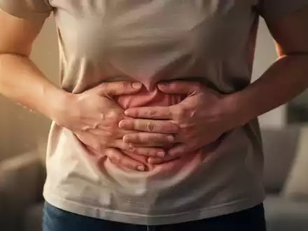 Eine Person hält sich sanft den Bauch, um Verdauungsbeschwerden wie Blähungen oder Sodbrennen zu lindern. - Foto: über boerse-global.de