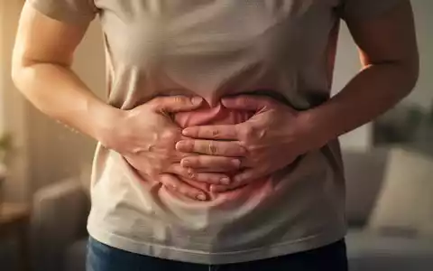 Eine Person hält sich sanft den Bauch, um Verdauungsbeschwerden wie Blähungen oder Sodbrennen zu lindern. - Foto: über boerse-global.de