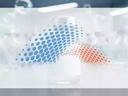 Nahaufnahme eines Medikamentenfläschchens mit der Aufschrift AP-SA02 in einem modernen Pharmalabor, das Forschung symbolisiert. - Foto: über boerse-global.de