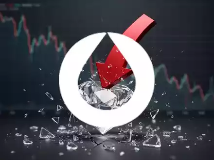 Ein roter, nach unten gerichteter Pfeil durchbohrt einen zerbrochenen Diamanten, der Scherben verstreut, vor einem unscharfen Diagramm mit starkem Rückgang. - Foto: über boerse-global.de