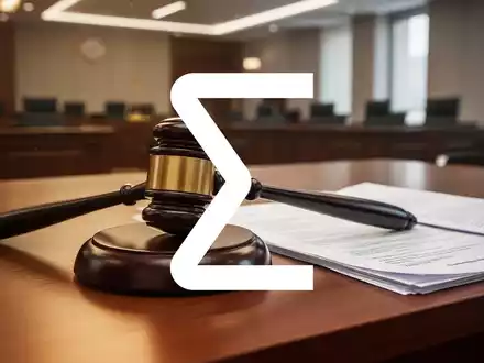 Ein Nahaufnahme eines Richterhammers auf einem Holztisch neben juristischen Dokumenten, der einen Schiedsspruch symbolisiert. - Foto: über boerse-global.de