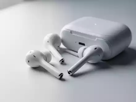 Sleek white wireless earbuds with a compact charging case, highlighting the design of the AirPods Pro 3. - Foto: über boerse-global.de