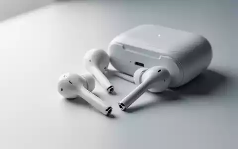 Sleek white wireless earbuds with a compact charging case, highlighting the design of the AirPods Pro 3. - Foto: über boerse-global.de
