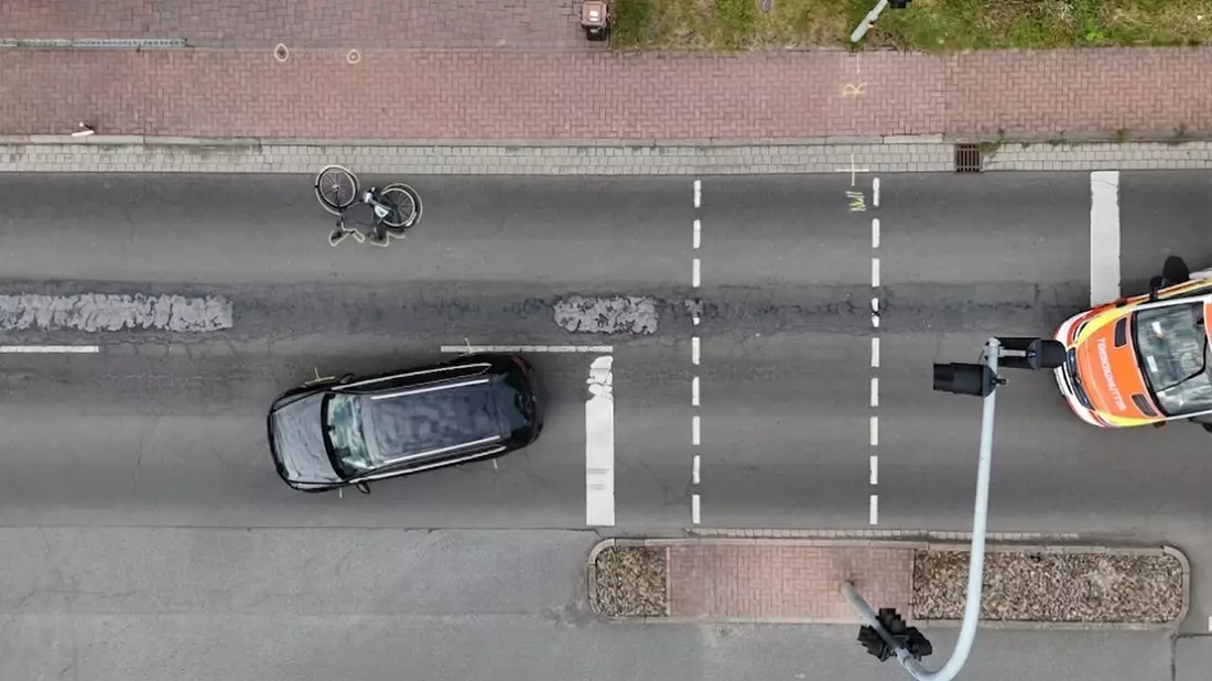 POL-STD: Drochtersen: Schwerer Verkehrsunfall zwischen Radfahrer und Pkw - Bild: presseportal.de