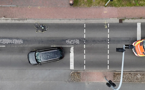 POL-STD: Drochtersen: Schwerer Verkehrsunfall zwischen Radfahrer und Pkw - Bild: presseportal.de