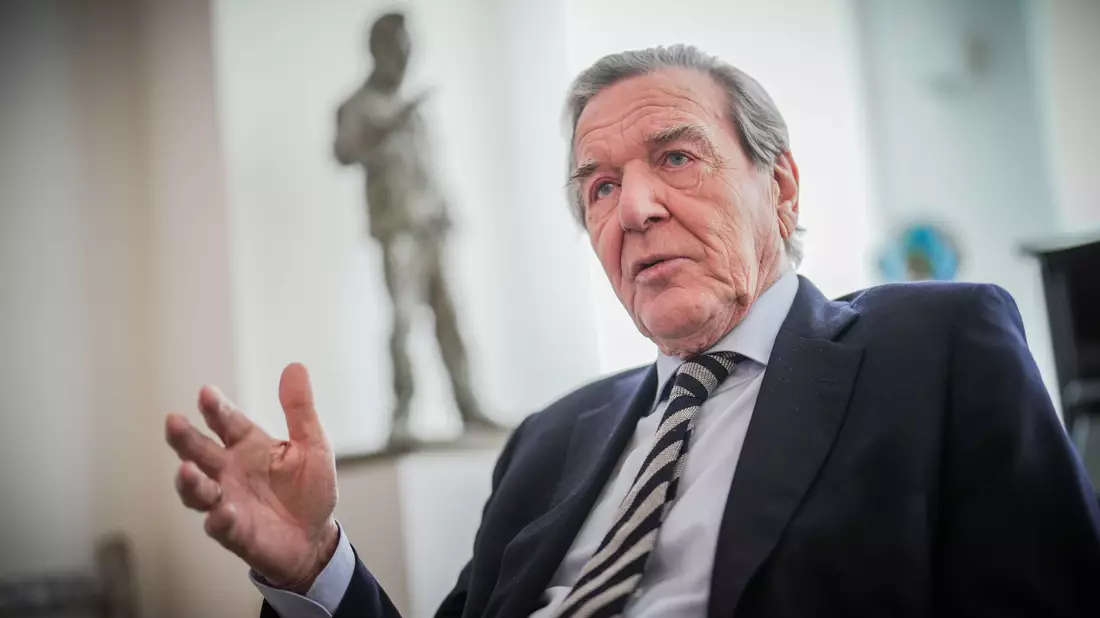 Schröder wurde von Putin als Unterhändler vorgeschlagen, was auf deutscher Seite nicht ernst genommen wird. (Archivbild) - Bild: Michael Kappeler/dpa