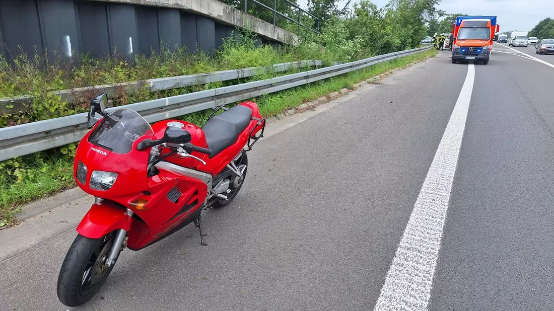 FW Sonsbeck: Zwei Einsätze: Sturmschaden und Verkehrsunfall auf der A57 - Bild: presseportal.de